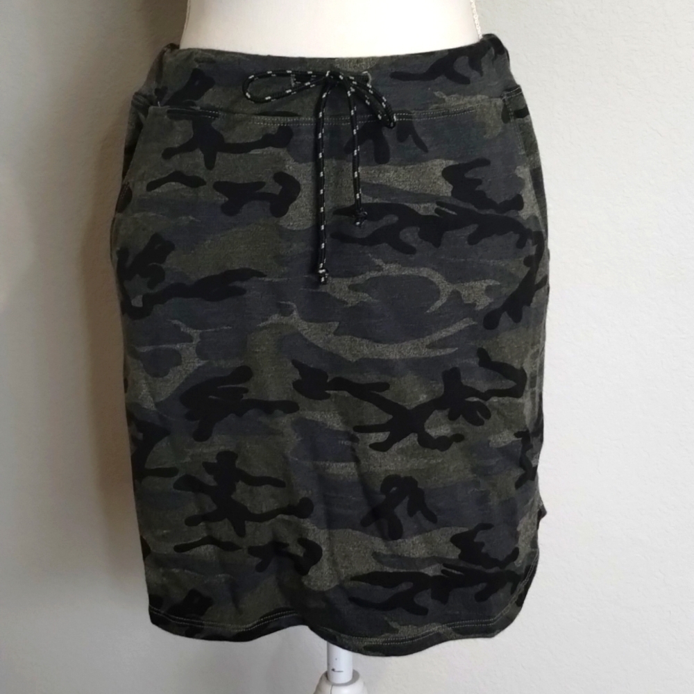 SUNDRY Skirt In Camo Green/Black Size 1 (S)